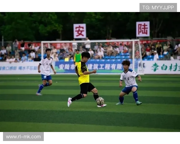 足球班赛：球星风采齐聚，激烈对抗点燃赛场热血瞬间