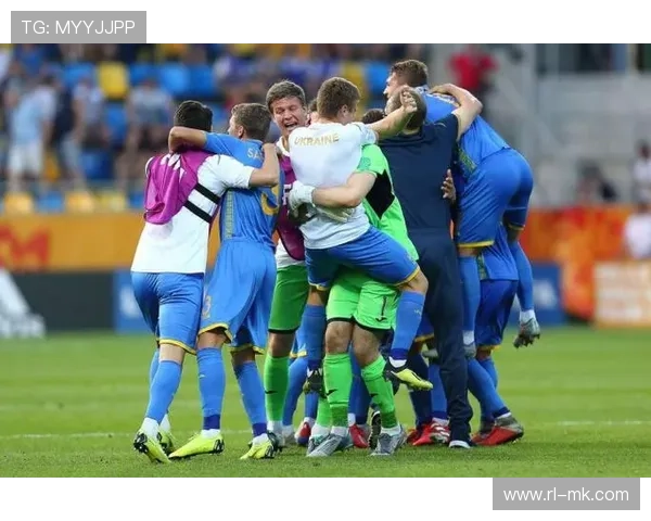 足球球星亲自驾三轮车街头奔波引关注网友纷纷点赞和热议